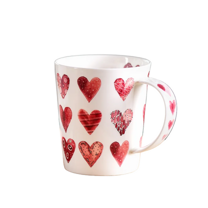 witte porseleinen mok met rode hartjes van Eigenart Cupti hearts. inhoud 500ml. vaatwasserbestendig. lichtgewicht porselein