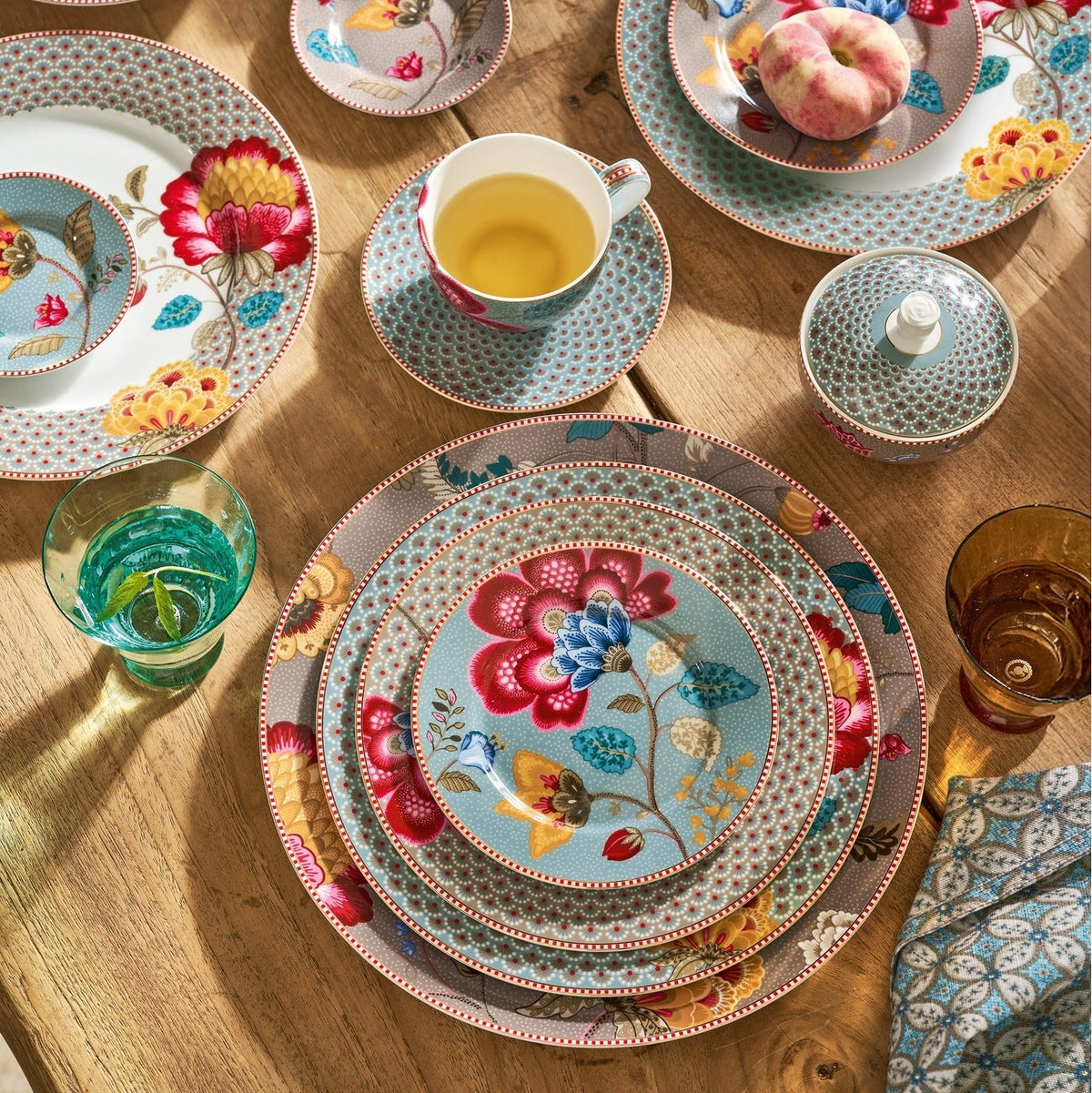 sfeer beeld van de collectie Blooming tales Fantasy in khaki en Blue