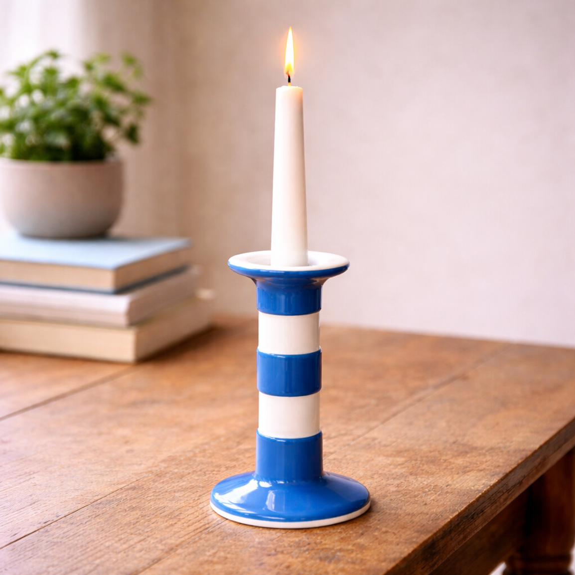 kandelaar blauw wit gestreept op tafel met dinerkaars