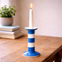 kandelaar blauw wit gestreept op tafel met dinerkaars