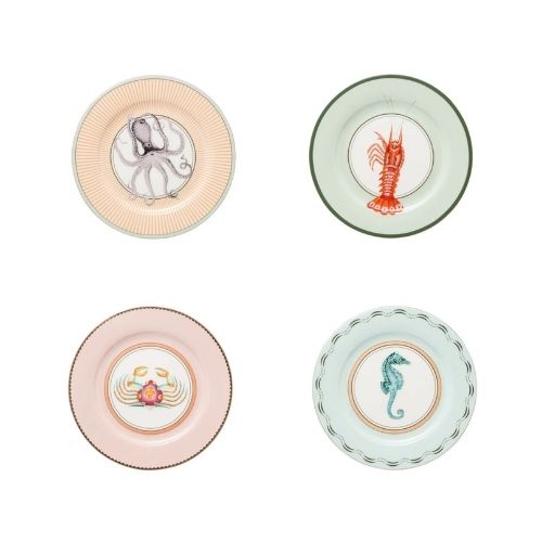 vier ontbijtborden porselein met thema zee, ieder bord eigen kleur en zeedier zoals zeepaard, krab, octopus en kreeft als set in cadeaudoos verpakt van Yvonne Ellen London