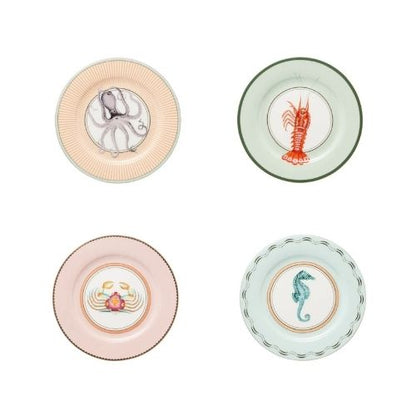 vier ontbijtborden porselein met thema zee, ieder bord eigen kleur en zeedier zoals zeepaard, krab, octopus en kreeft als set in cadeaudoos verpakt van Yvonne Ellen London