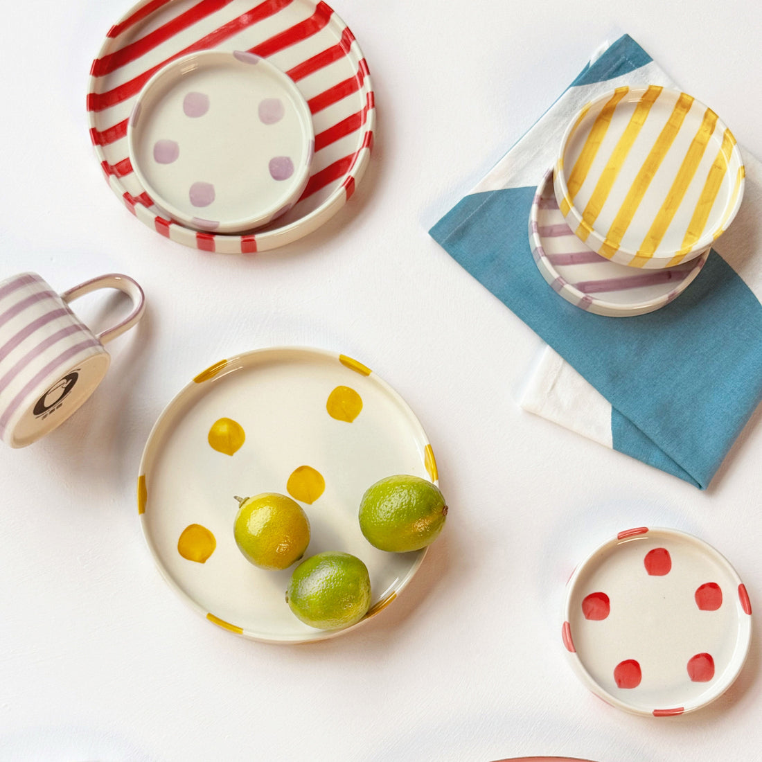 VT Wonen gebaksborden Stripes en Dots gestyled op tafel – handgeschilderd stoneware Ø13 cm in lila, geel, rood, blauw en groen