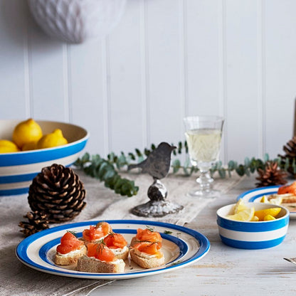 blauw wit gestreept servies met borrelhapjes van Cornishware in de kleur Cornish Blue
